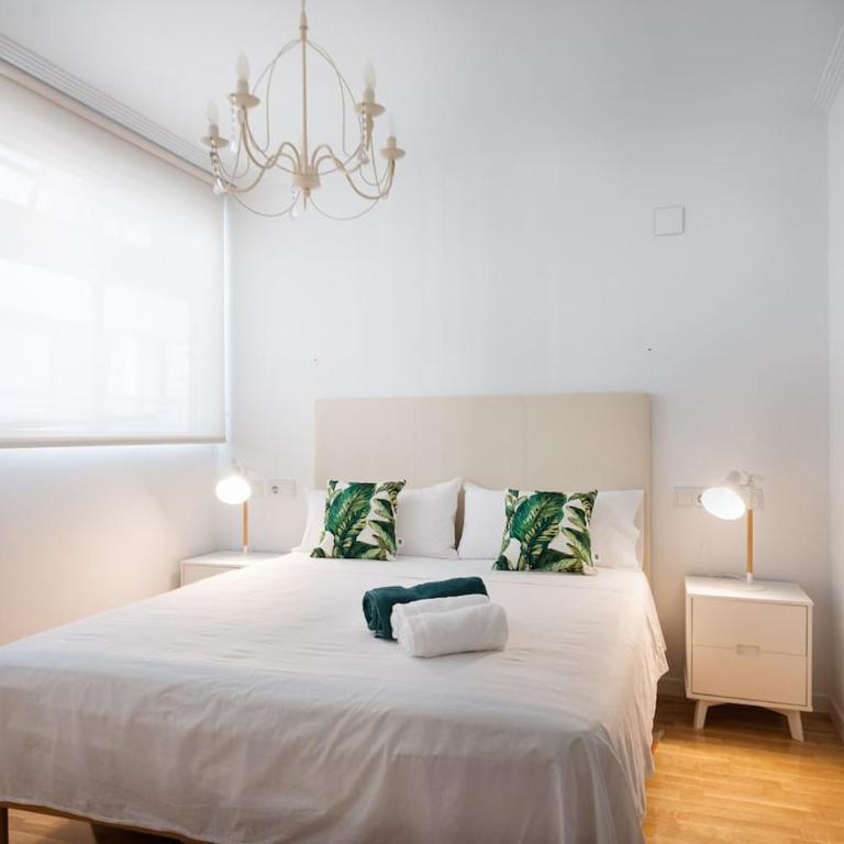 Vista al puerto de Alicante - Three-Bedroom Apartment - 14