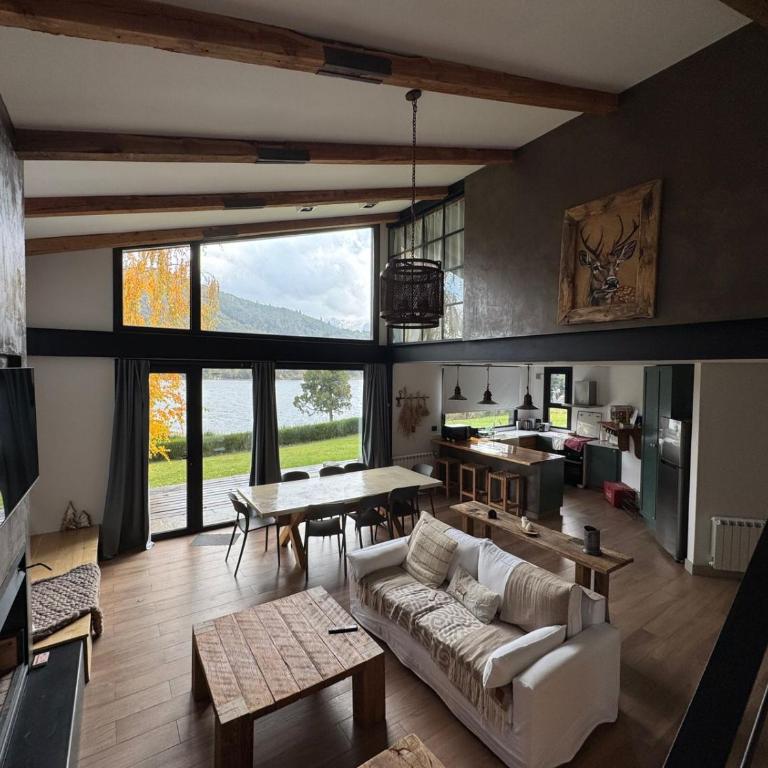 Mágico lugar a orillas del Nahuel Huapi con costa de lago - Casa de 3 dormitorios - 41