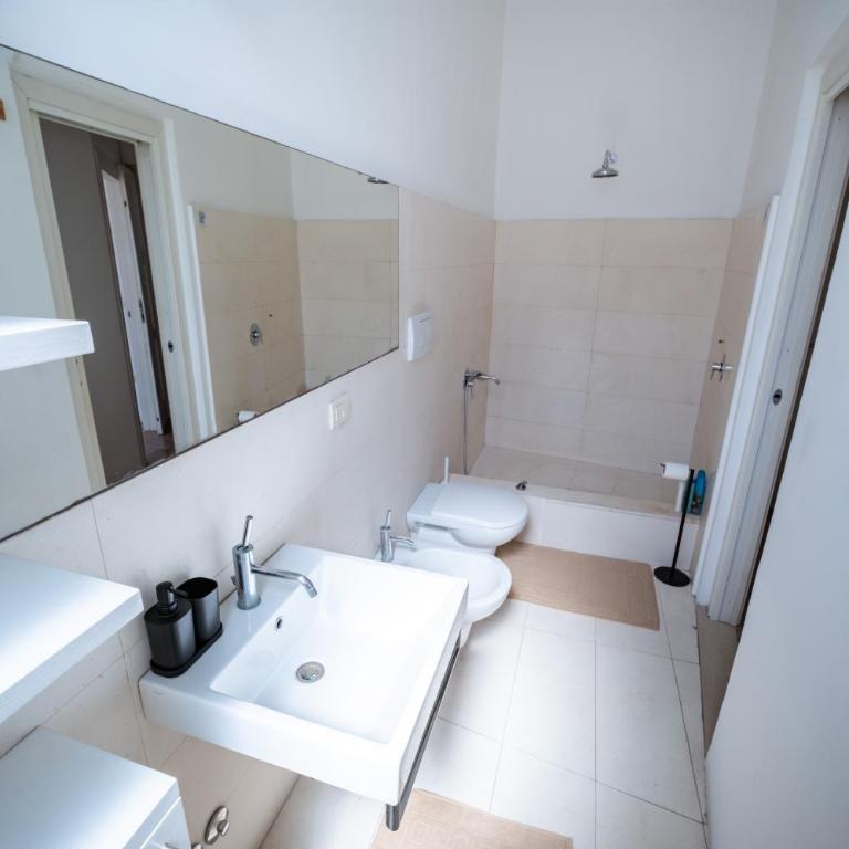 Elegante appartamento vista mare con 4 camere, balconi e ascensore Centro Pescara - Apartment - 37