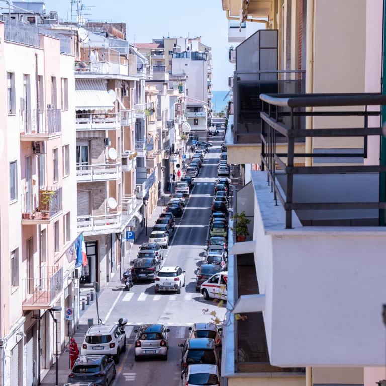 Elegante appartamento vista mare con 4 camere, balconi e ascensore Centro Pescara - Apartment - 45