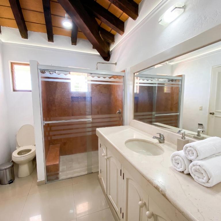 Beachfront Paradise, 5-bdr, 3-bath, Resort Access - Deluxe Triple Room with Sea View - 45
