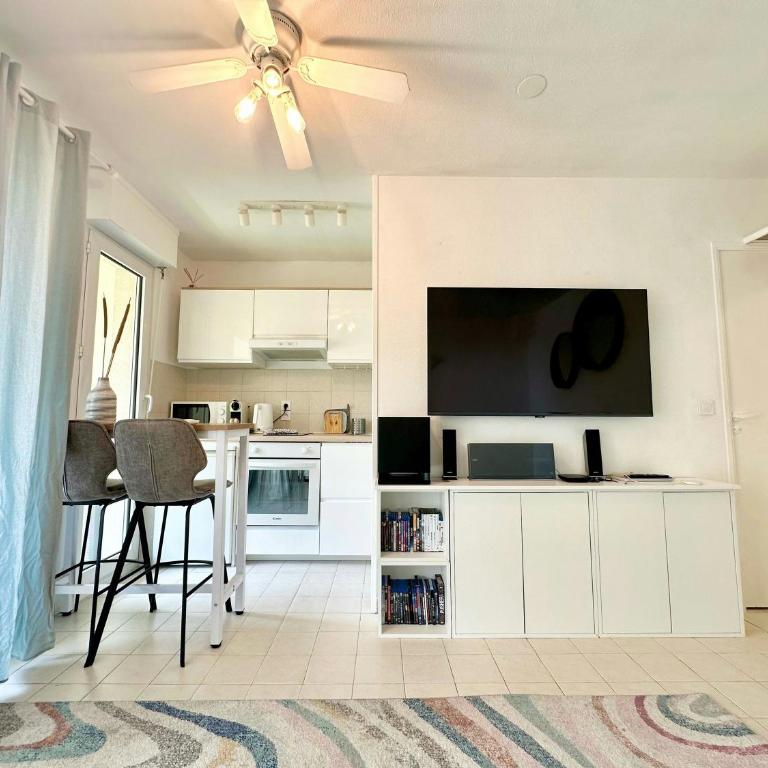 2Bed Seaview swimming pool beach on footparking - Apartment - 12