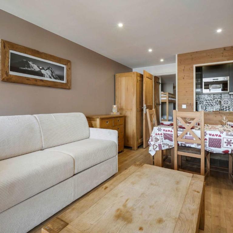 Cozy Renovated with Panoramic Mountain View - Apartment - 10