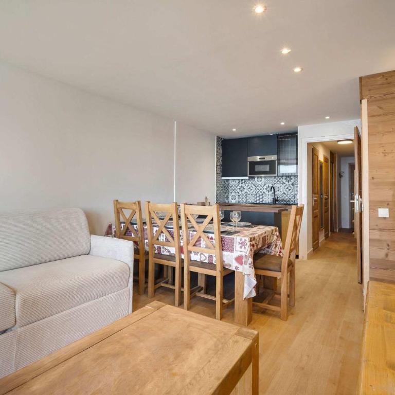 Ski in and out Bright Alpine Flat with Mountain view - Apartment - 10