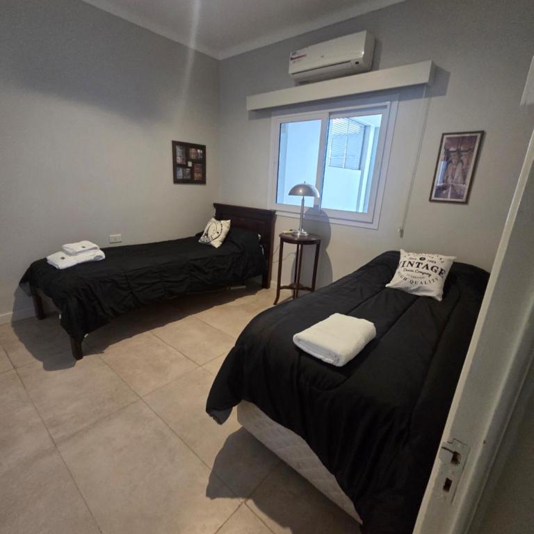 Espectacular Casa con pileta y jacuzzi - Casa Unifamiliar de 3 dormitorios - 2