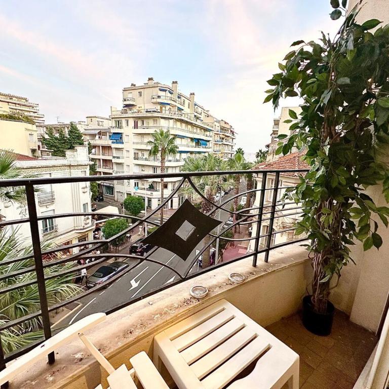 3 pièces 100m2 balcon centre juan 2 pas des plages - Appartement - 4