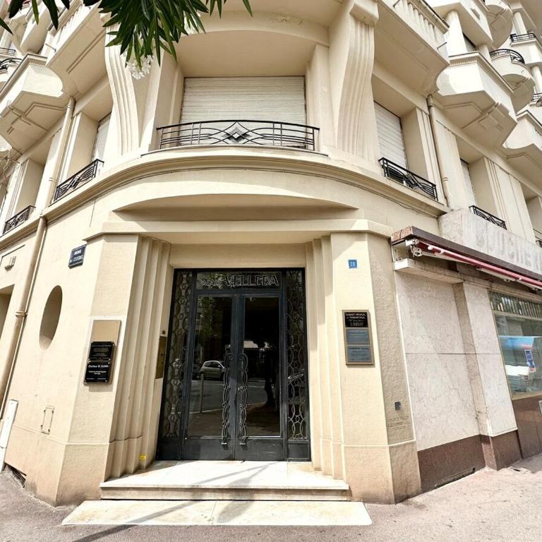 3 pièces 100m2 balcon centre juan 2 pas des plages - Appartement - 5