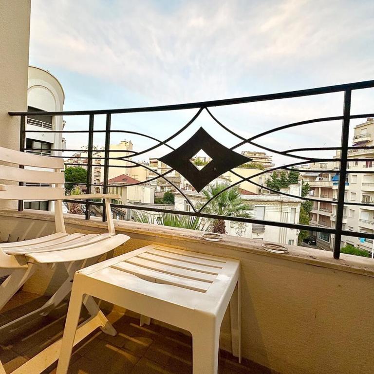 3 pièces 100m2 balcon centre juan 2 pas des plages - Appartement - 22