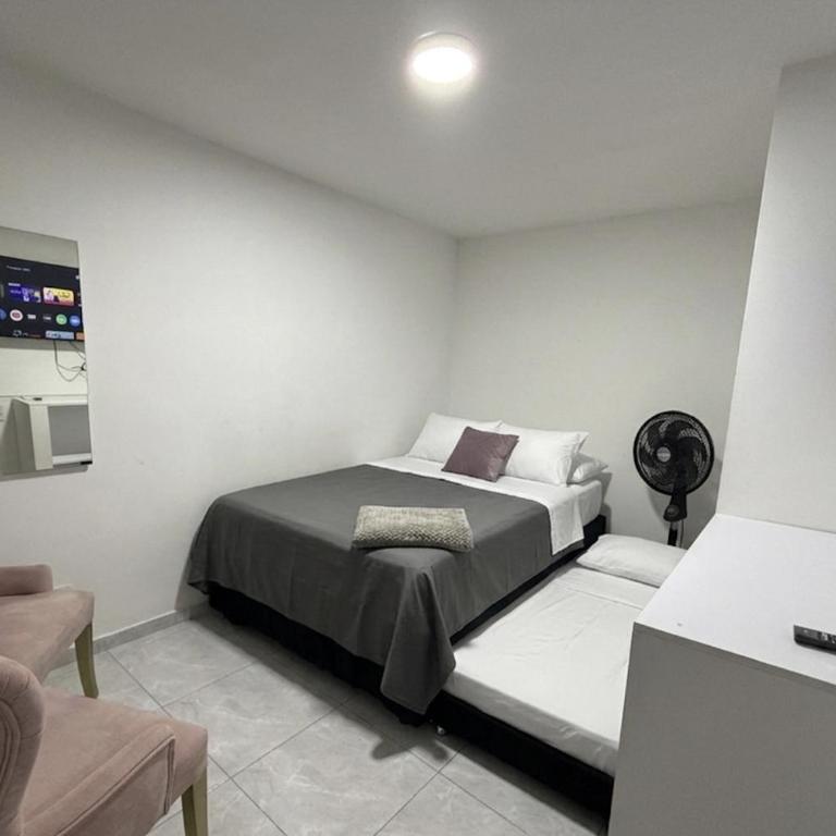 Moderno al norte, Full equipado, Primer piso ,2Aires 6 camas con Patio - Two-Bedroom Apartment - 2