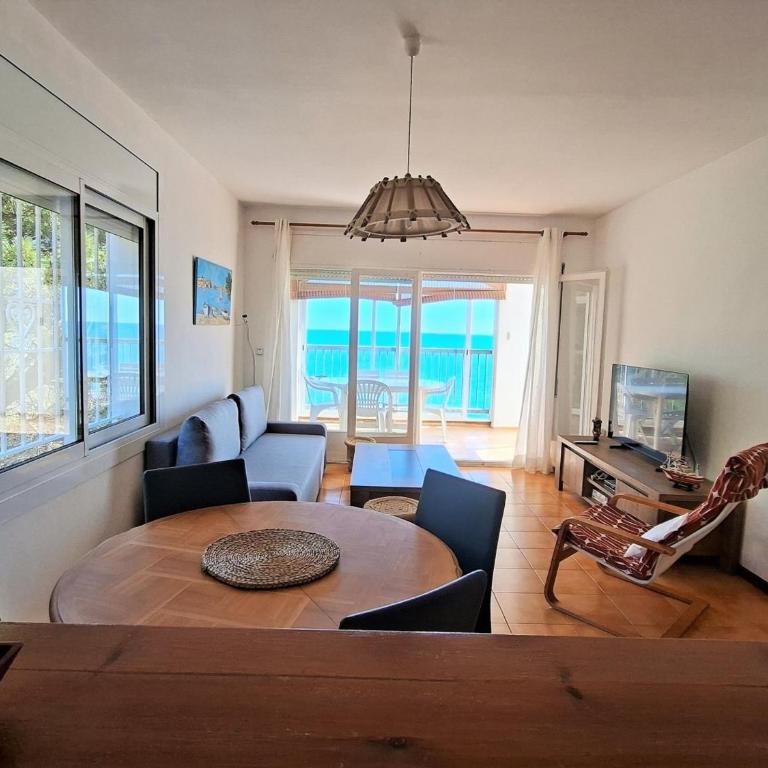 Amplio apartamento en Llançà con vista al mar, terraza, aparcamiento y animales permitidos - ES-170-6 - Apartamento - 11