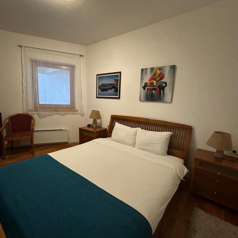 Meridian Hotel - Apartman sa 2 Spavaće Sobe, Terasom i Pogledom na Vrt - 16