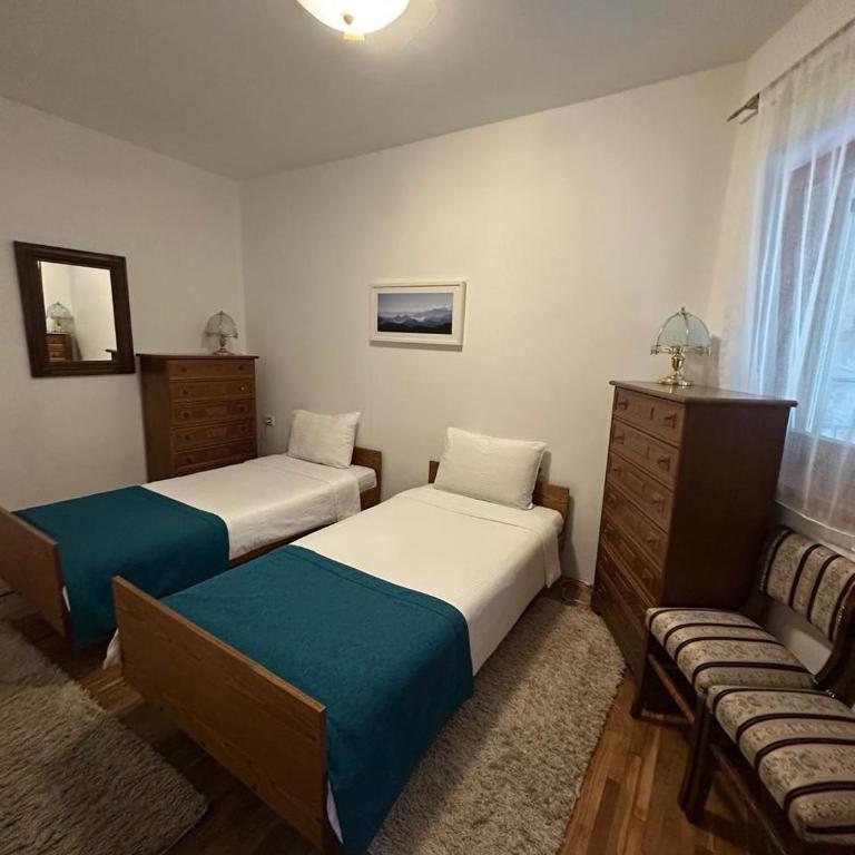 Meridian Hotel - Apartman sa 2 Spavaće Sobe, Terasom i Pogledom na Vrt - 8