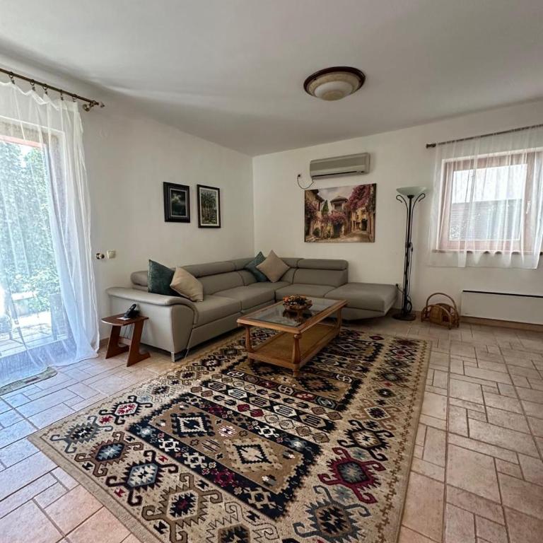 Meridian Hotel - Apartman sa 2 Spavaće Sobe, Terasom i Pogledom na Vrt - 12