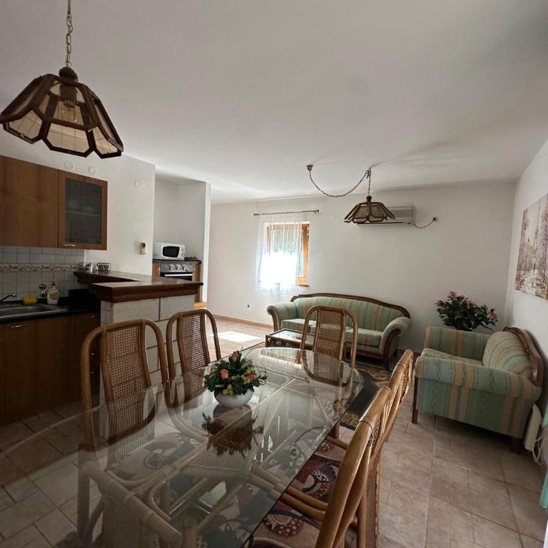 Meridian Hotel - Apartman sa 2 Spavaće Sobe, Terasom i Pogledom na Vrt - 7