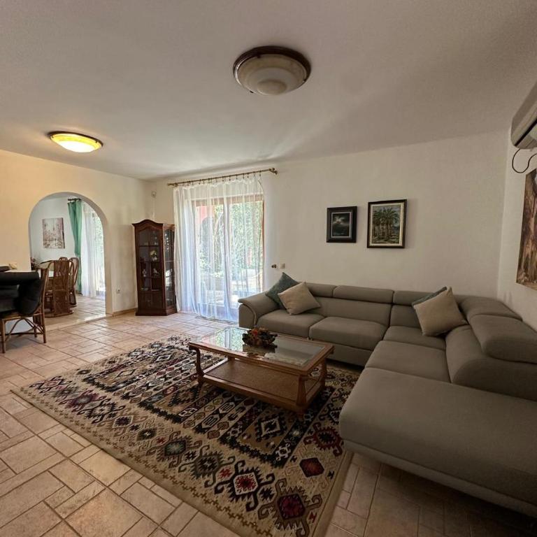 Meridian Hotel - Apartman sa 2 Spavaće Sobe, Terasom i Pogledom na Vrt - 11