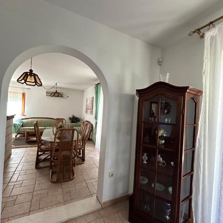 Meridian Hotel - Apartman sa 2 Spavaće Sobe, Terasom i Pogledom na Vrt - 13