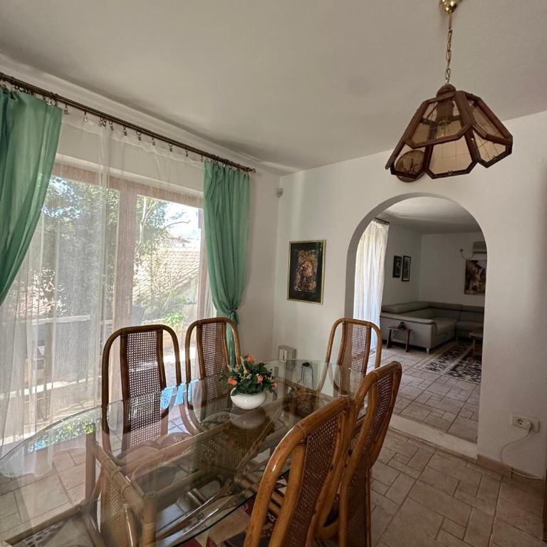 Meridian Hotel - Apartman sa 2 Spavaće Sobe, Terasom i Pogledom na Vrt - 9