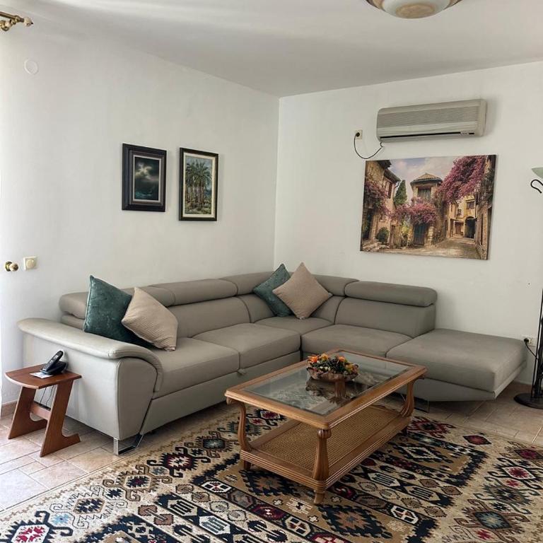 Meridian Hotel - Apartman sa 2 Spavaće Sobe, Terasom i Pogledom na Vrt - 14