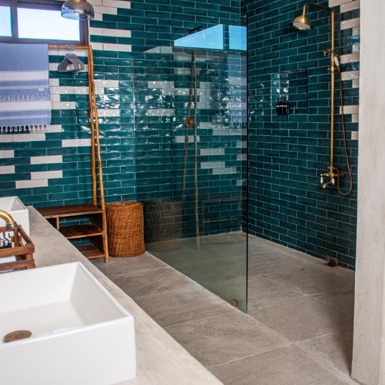La Familia Casa and Suites - Deluxe Suite with Sea View - 8