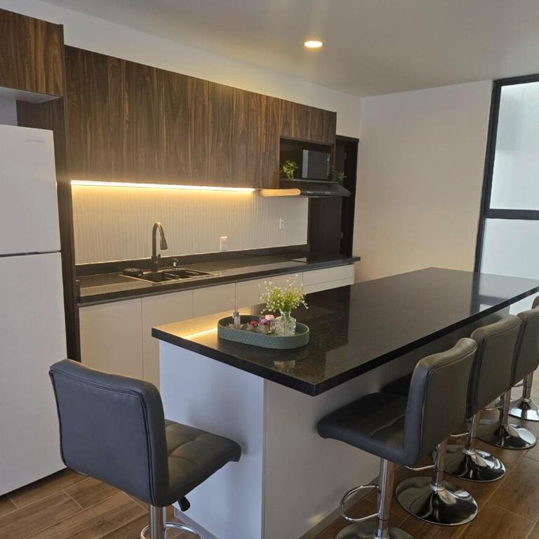 hermoso departamento totalmente equipado ,céntrico, aberca, elevador , estacionamiento privado - Two-Bedroom Apartment with Balcony - 22
