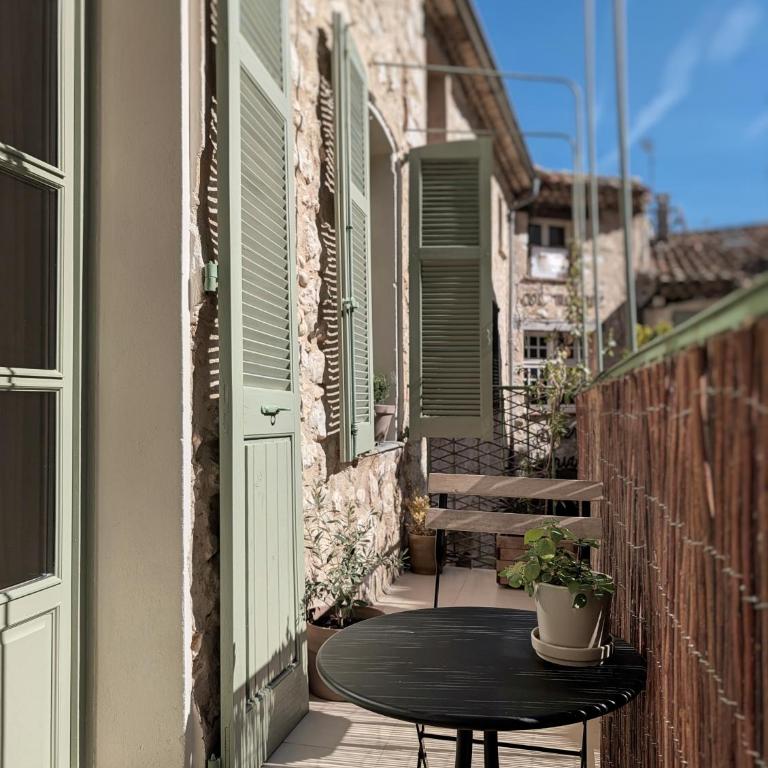 Provencal Escape - Suite with City View - 4