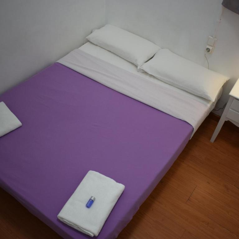 Hostal MiMi Las Ramblas - Budget Double Room with Shared Bathroom - 6