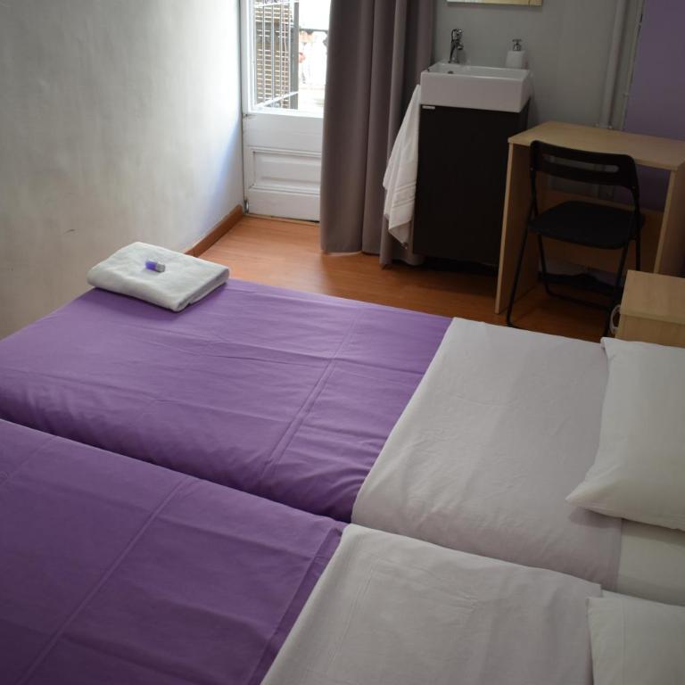 Hostal MiMi Las Ramblas - Twin Room with Shared Bathroom - 1
