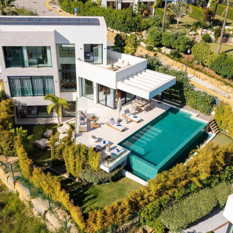 VACATION MARBELLA I Villa Glamour, Brand-New 4BR, Private Infinity Pool, Open Air Cinema, Sea View, Gated Security, Minutes to Golden Mile, - Villa Superior - 7
