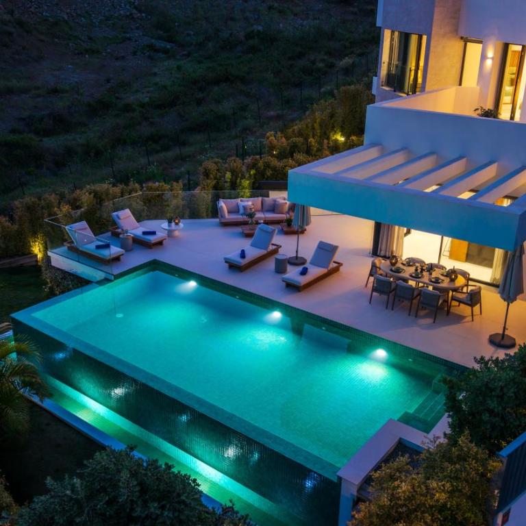 VACATION MARBELLA I Villa Glamour, Brand-New 4BR, Private Infinity Pool, Open Air Cinema, Sea View, Gated Security, Minutes to Golden Mile, - Villa Superior - 17