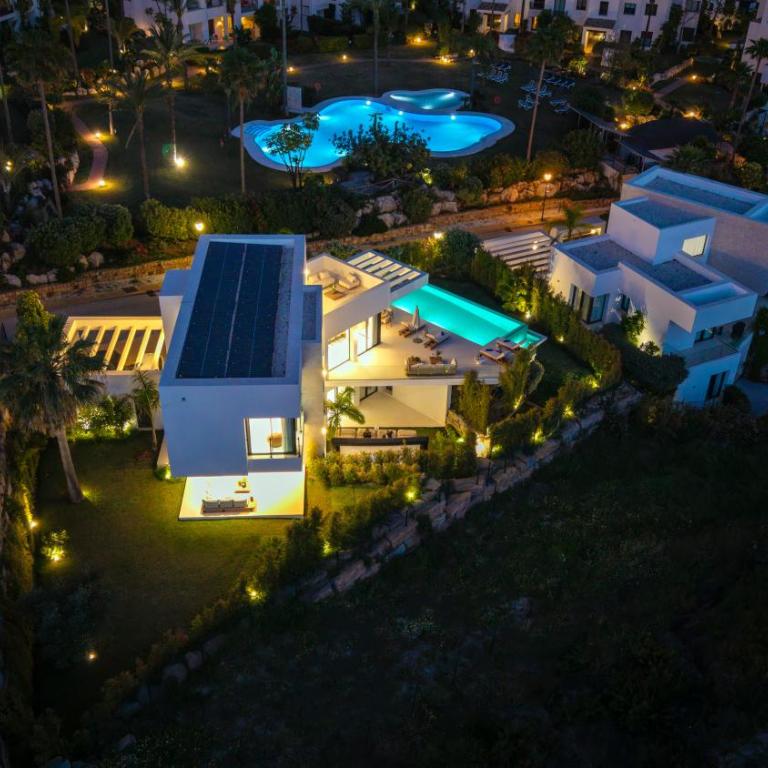 VACATION MARBELLA I Villa Glamour, Brand-New 4BR, Private Infinity Pool, Open Air Cinema, Sea View, Gated Security, Minutes to Golden Mile, - Villa Superior - 64