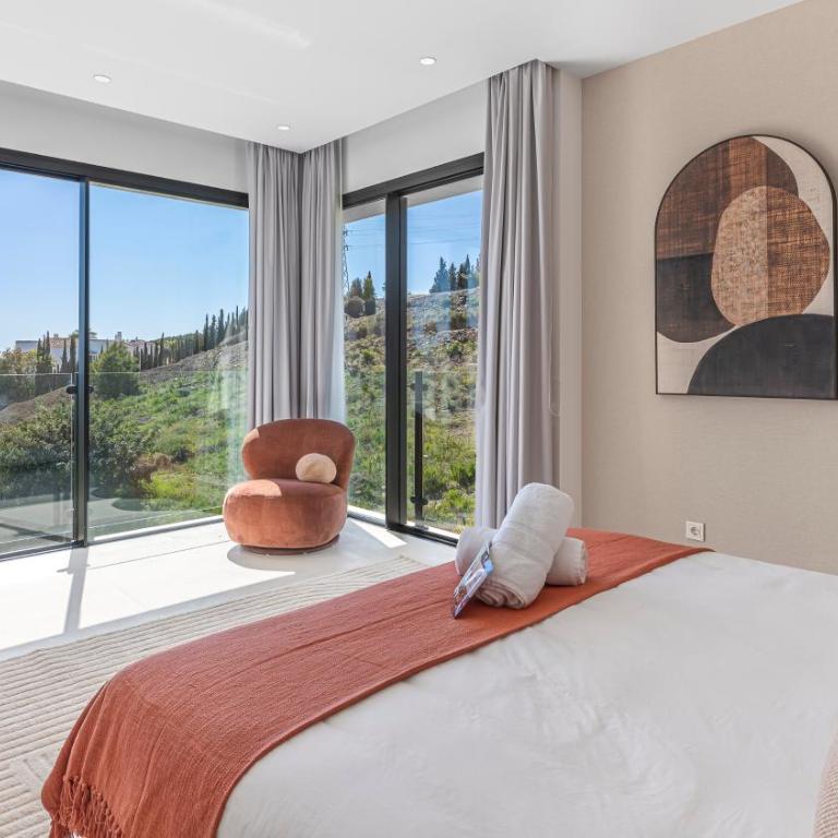 VACATION MARBELLA I Villa Glamour, Brand-New 4BR, Private Infinity Pool, Open Air Cinema, Sea View, Gated Security, Minutes to Golden Mile, - Villa Superior - 13