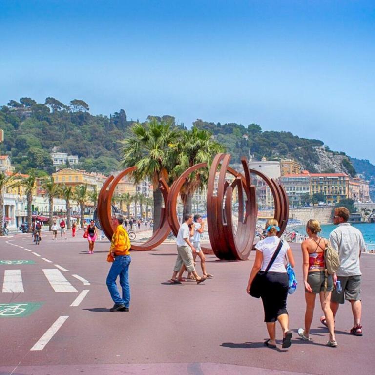 One minute from Beach - 2 Bedrooms - Tramway - Air conditioning - Wi-Fi - Fully equipped kitchen - Appartement 2 Chambres - 31