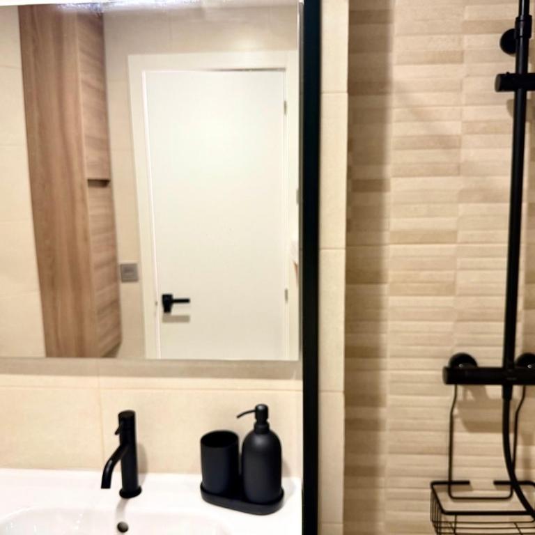 Seaview renovated apartment with outdoor pool - One-Bedroom Apartment - 7