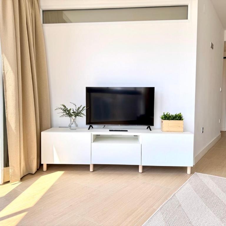 Seaview renovated apartment with outdoor pool - One-Bedroom Apartment - 11