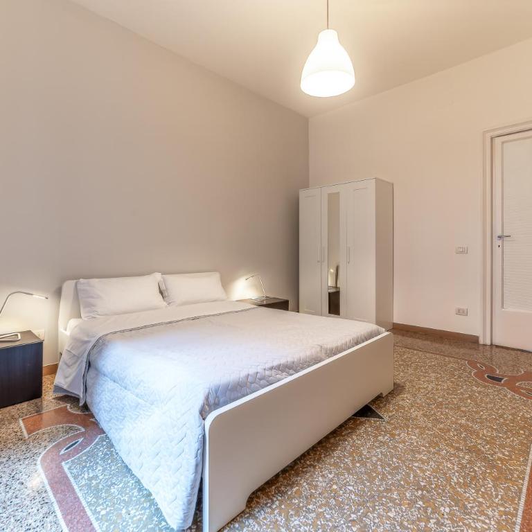 Azzurra B&B - Metro Lodi & Wi-Fi - Camera Matrimoniale con Bagno in Comune - 1