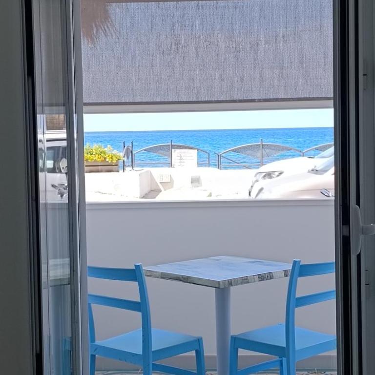 B & Beach - Camera Tripla Deluxe con Vista Mare - 8