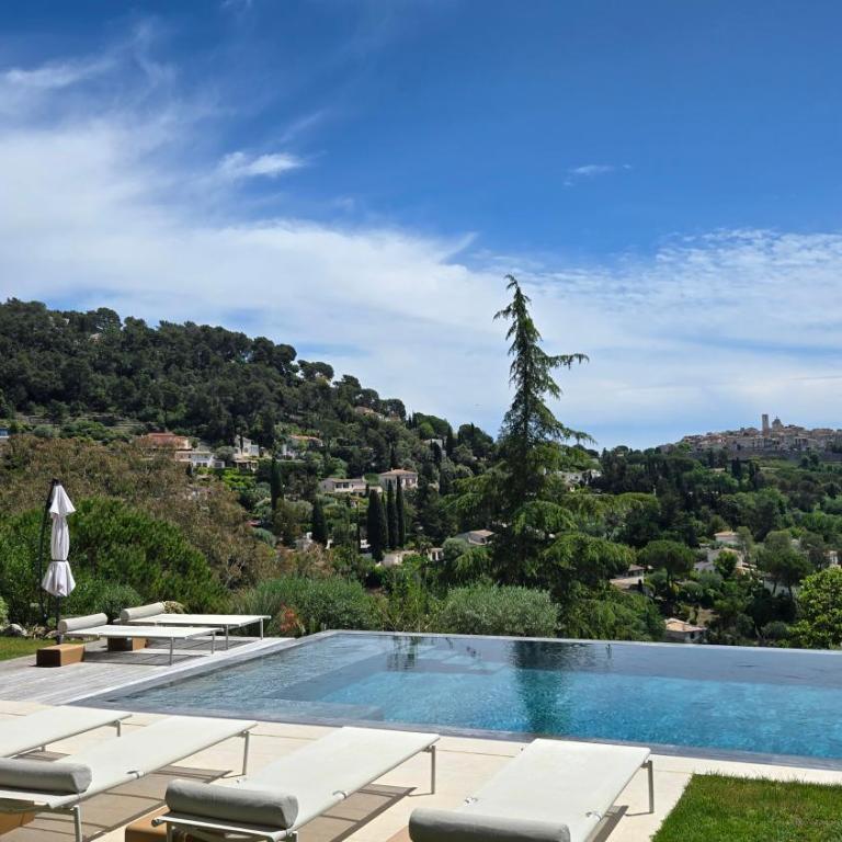 Ideal BnB, Luxury Apartments - Apartment with Garden View and Pool - 1