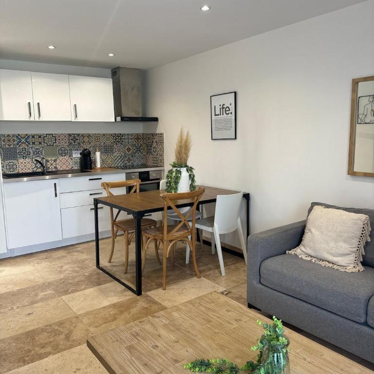 LE TERRACOTTA COTE D'AZUR - Proche PLAGE - Terrasse & Confort - CLIM - Parking et Wifi Gratuit- OFFRE SPECIALE - One-Bedroom Apartment - 16