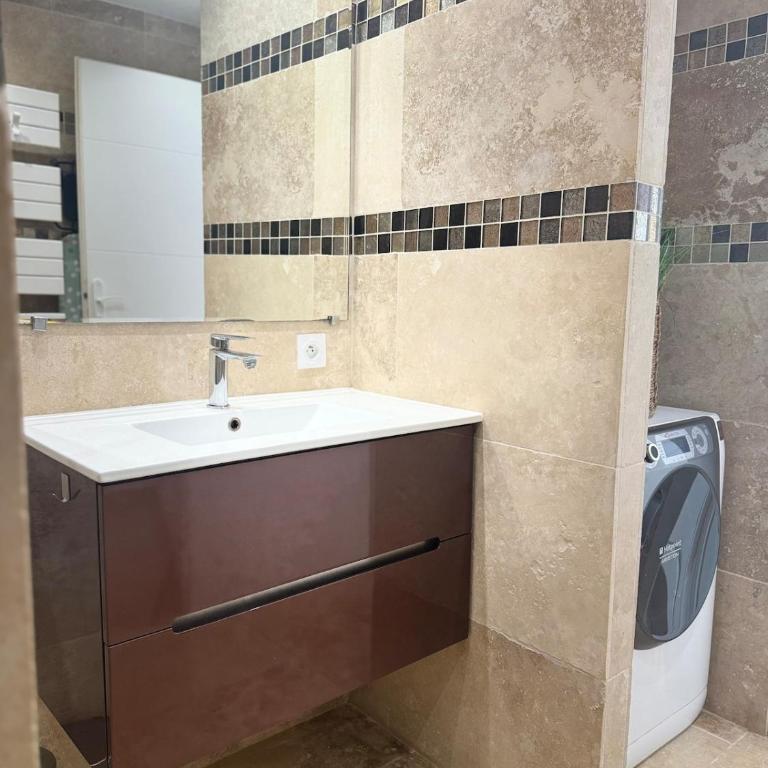 LE TERRACOTTA COTE D'AZUR - Proche PLAGE - Terrasse & Confort - CLIM - Parking et Wifi Gratuit- OFFRE SPECIALE - One-Bedroom Apartment - 10