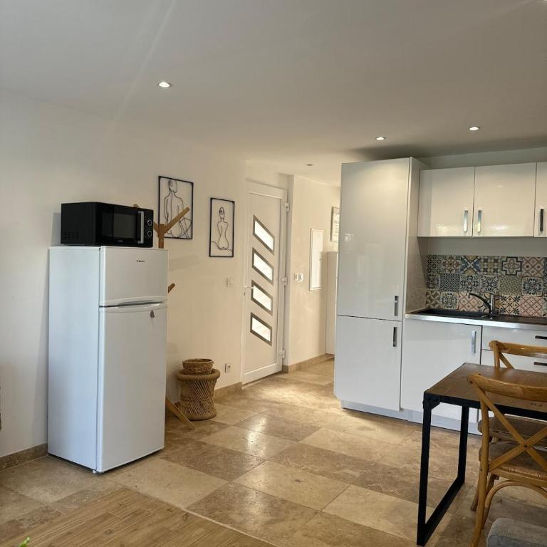 LE TERRACOTTA COTE D'AZUR - Proche PLAGE - Terrasse & Confort - CLIM - Parking et Wifi Gratuit- OFFRE SPECIALE - One-Bedroom Apartment - 2