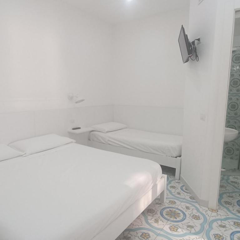 B & Beach - Camera Tripla Deluxe con Vista Mare - 2