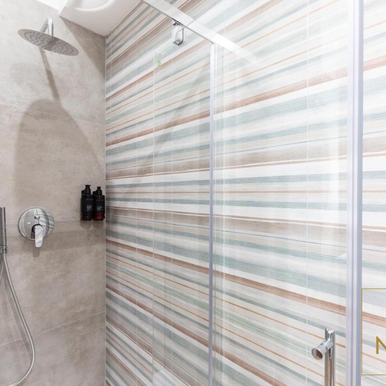Nina Rooms Guesthouse - Seaview, luxury design, private patio, A-C - Camera King - 11