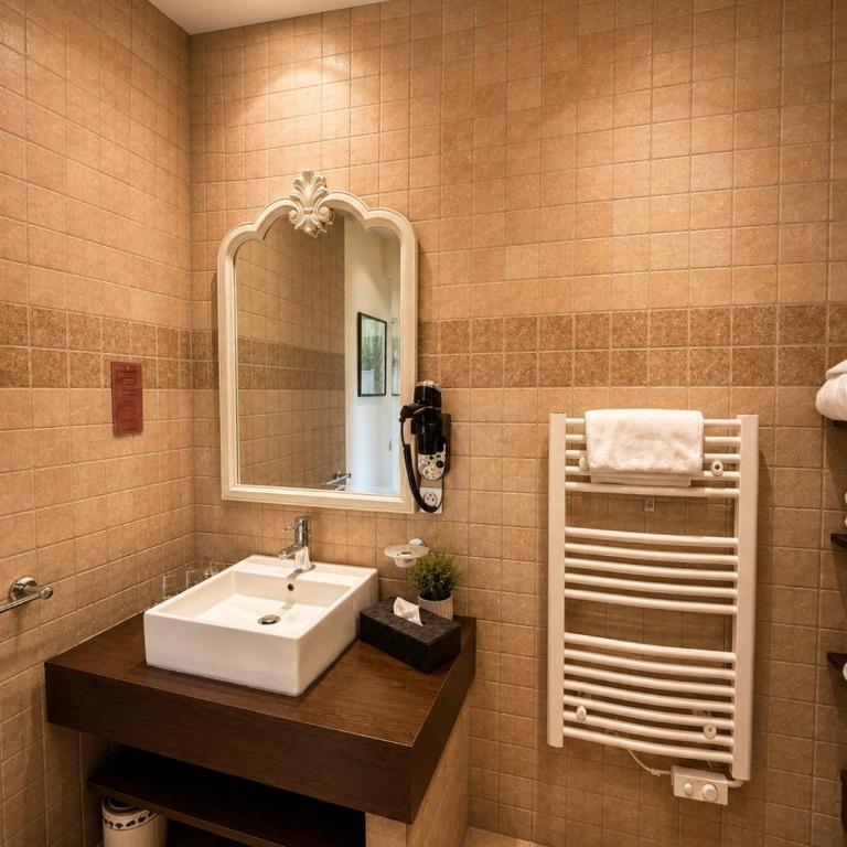 Hôtel de La Fossette - Chambre Double avec Patio - 7