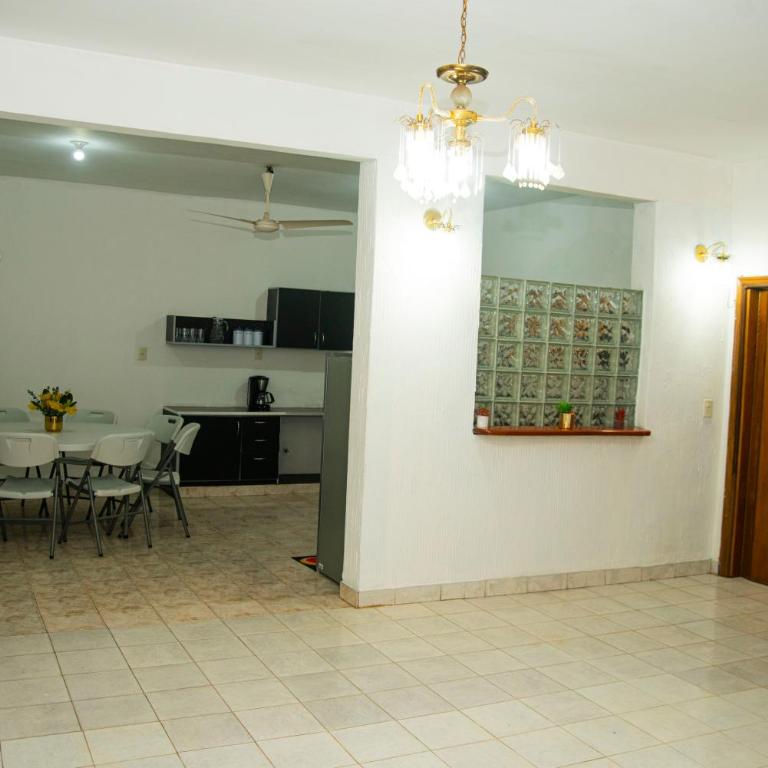GuestHouse Encanto del Centro - Three-Bedroom Apartment with Balcony - 23