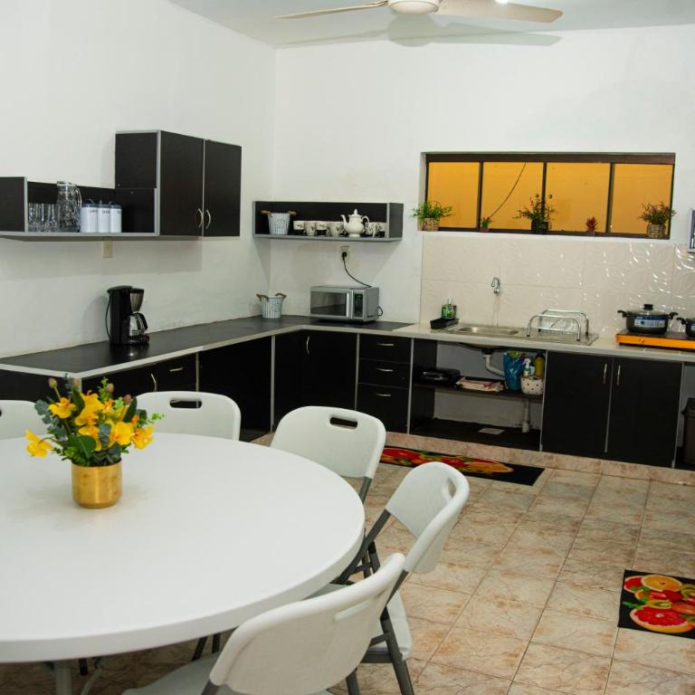 GuestHouse Encanto del Centro - Three-Bedroom Apartment with Balcony - 22