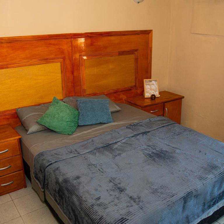 GuestHouse Encanto del Centro - Three-Bedroom Apartment with Balcony - 14