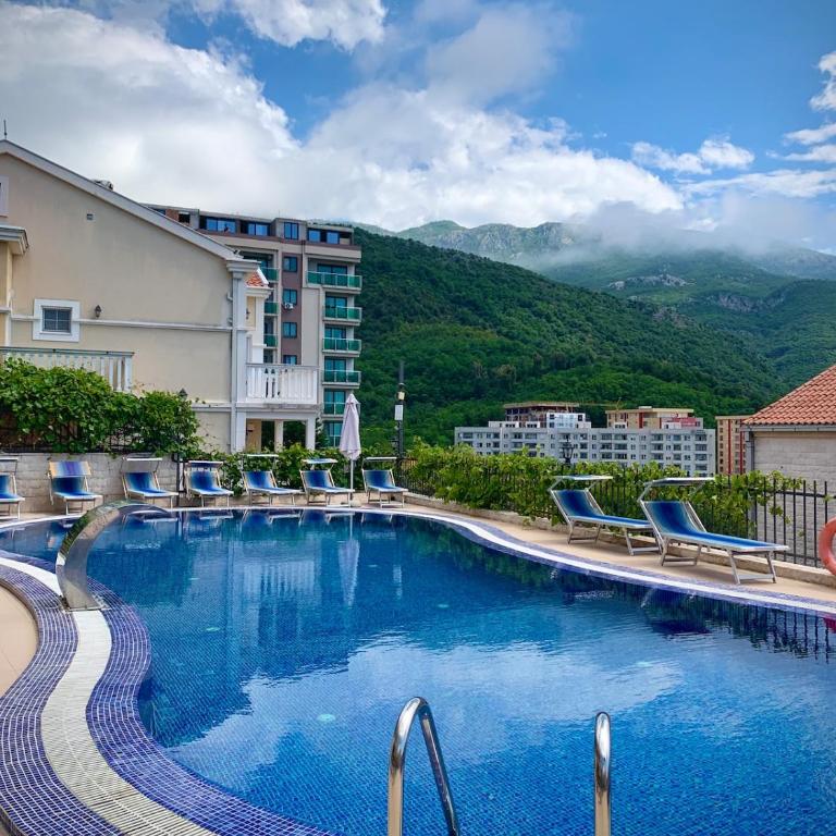 Becici Sunset with a pool - Three-Bedroom Apartment - 10