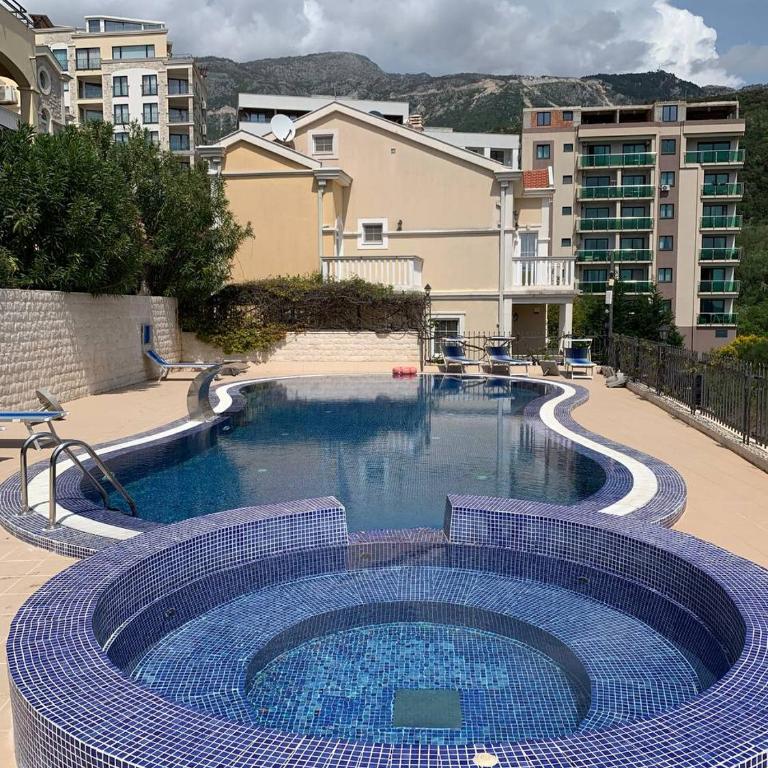 Becici Sunset with a pool - Three-Bedroom Apartment - 11