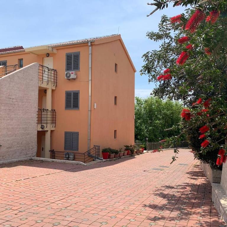Becici Sunset with a pool - Three-Bedroom Apartment - 21