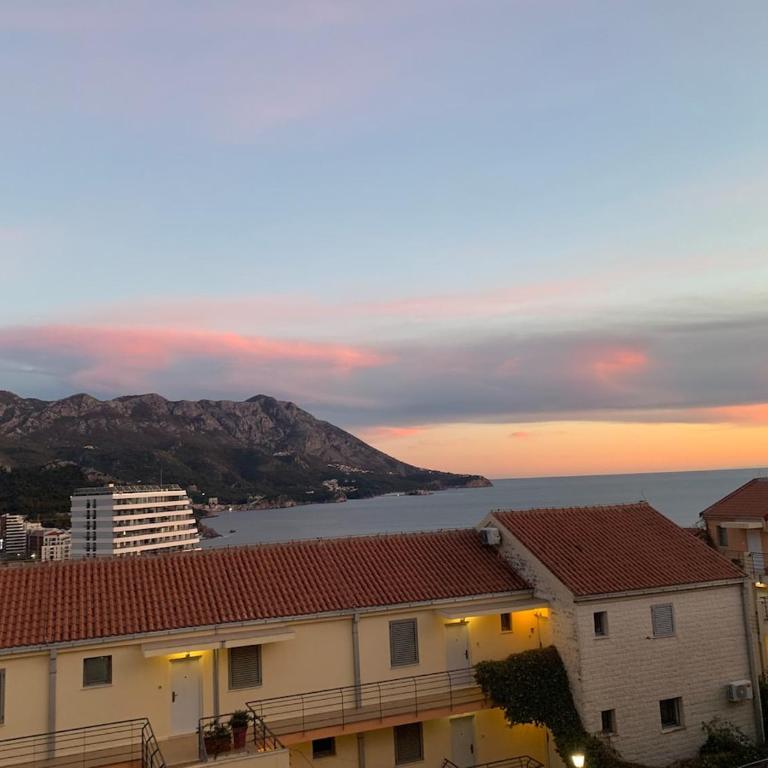 Becici Sunset with a pool - Three-Bedroom Apartment - 23